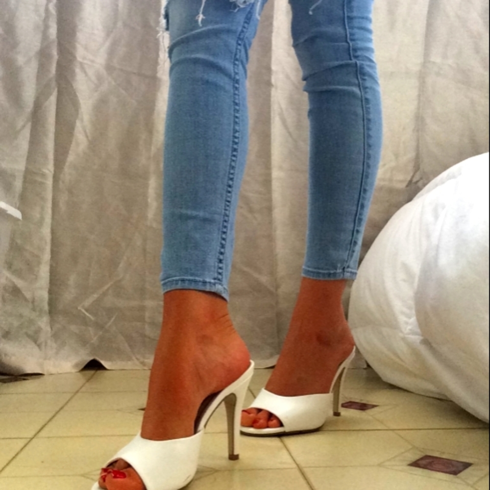 WHITE DAINTY SLIP ON STILLETTO